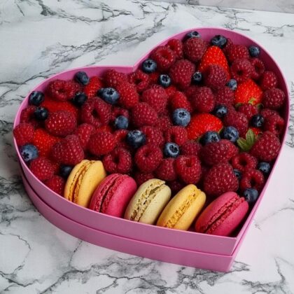 Коробка с малиной подарок для любимой