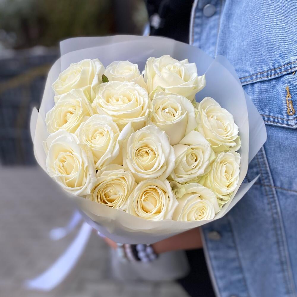 15 белых роз мини букет — изображение 4