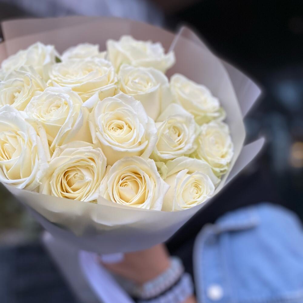 15 белых роз мини букет — изображение 3