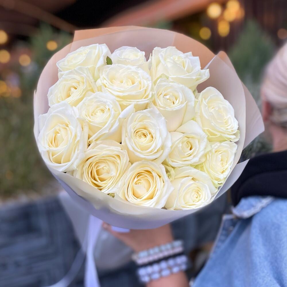 15 белых роз мини букет — изображение 2
