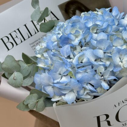 Монобукет из голубой гортензии с эвкалиптом