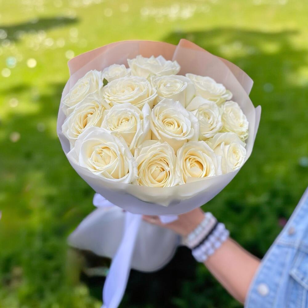 15 белых роз мини букет