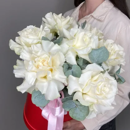 Роза, Эвкалипт, цвет белый, 7 шт